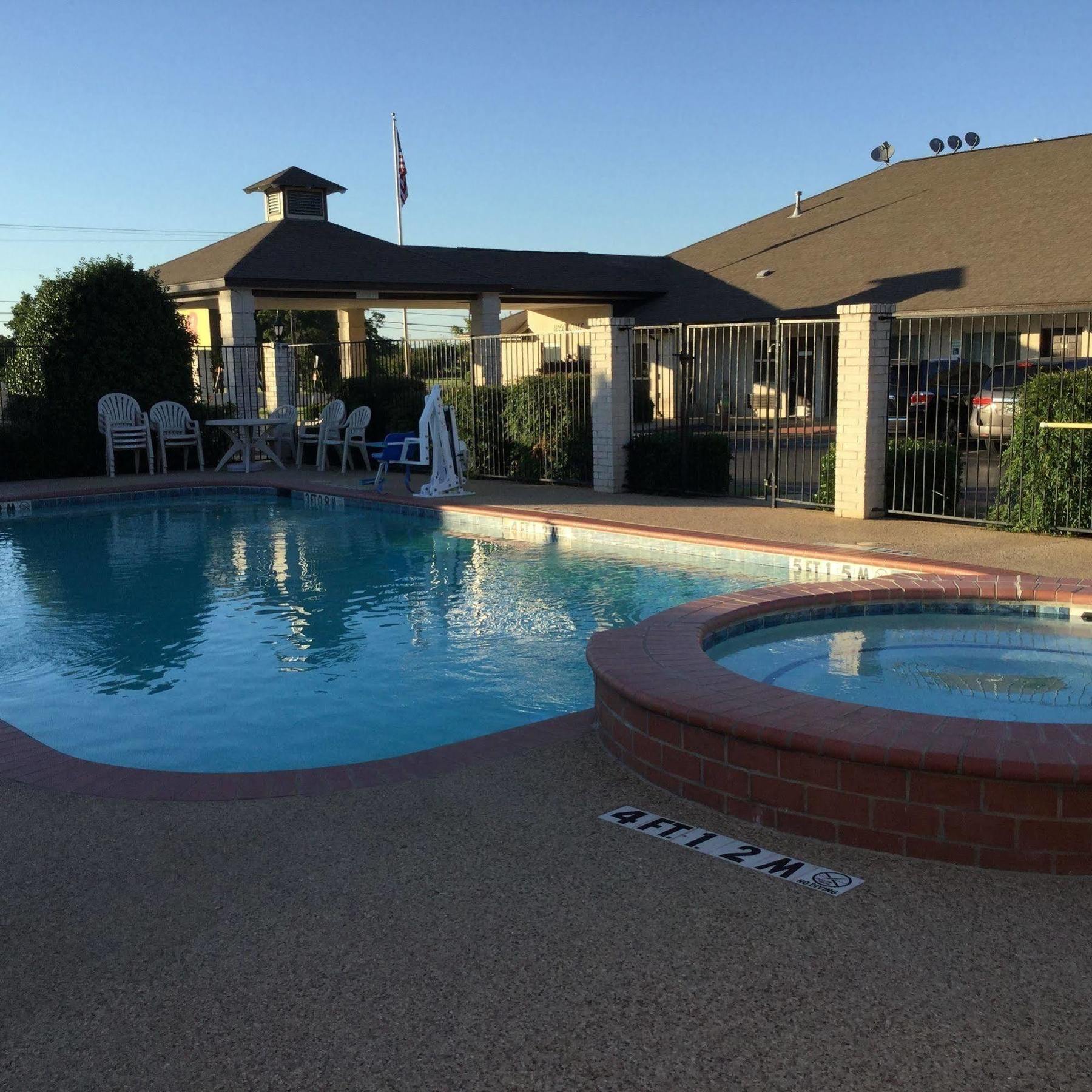 Super 8 by Wyndham Cleburne Motel Bagian luar foto